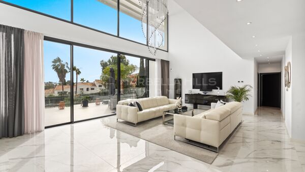 Villa contemporaine de luxe à vendre à El Paraíso avec vues panoramiques sur le golf et la mer