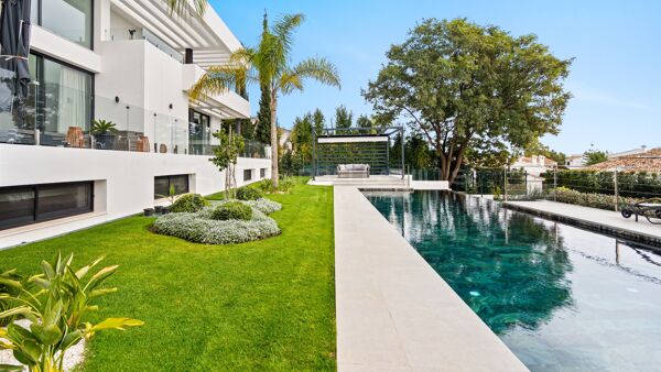 Villa contemporaine de luxe à vendre à El Paraíso avec vues panoramiques sur le golf et la mer