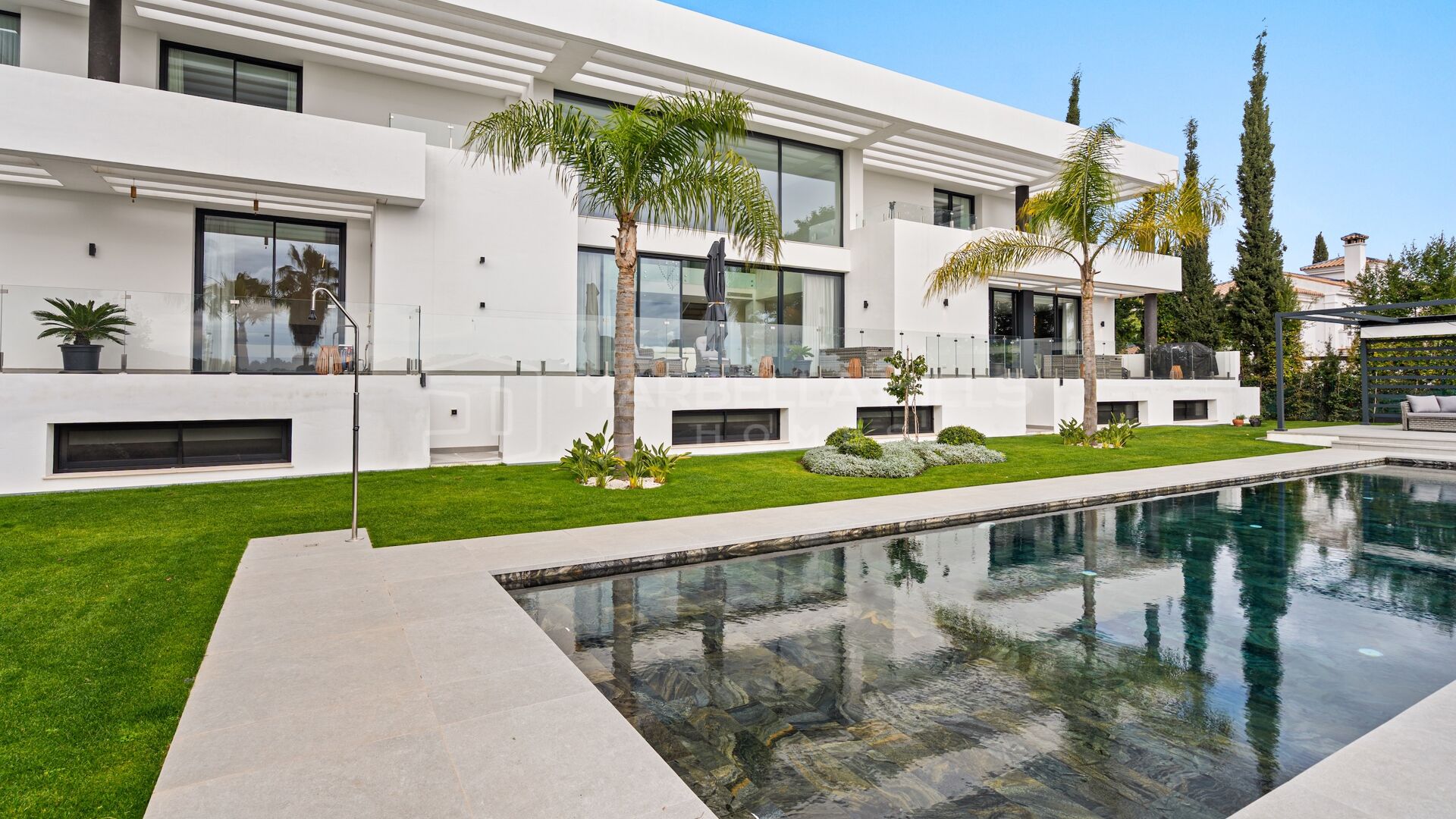 Villa contemporaine de luxe à vendre à El Paraíso avec vues panoramiques sur le golf et la mer