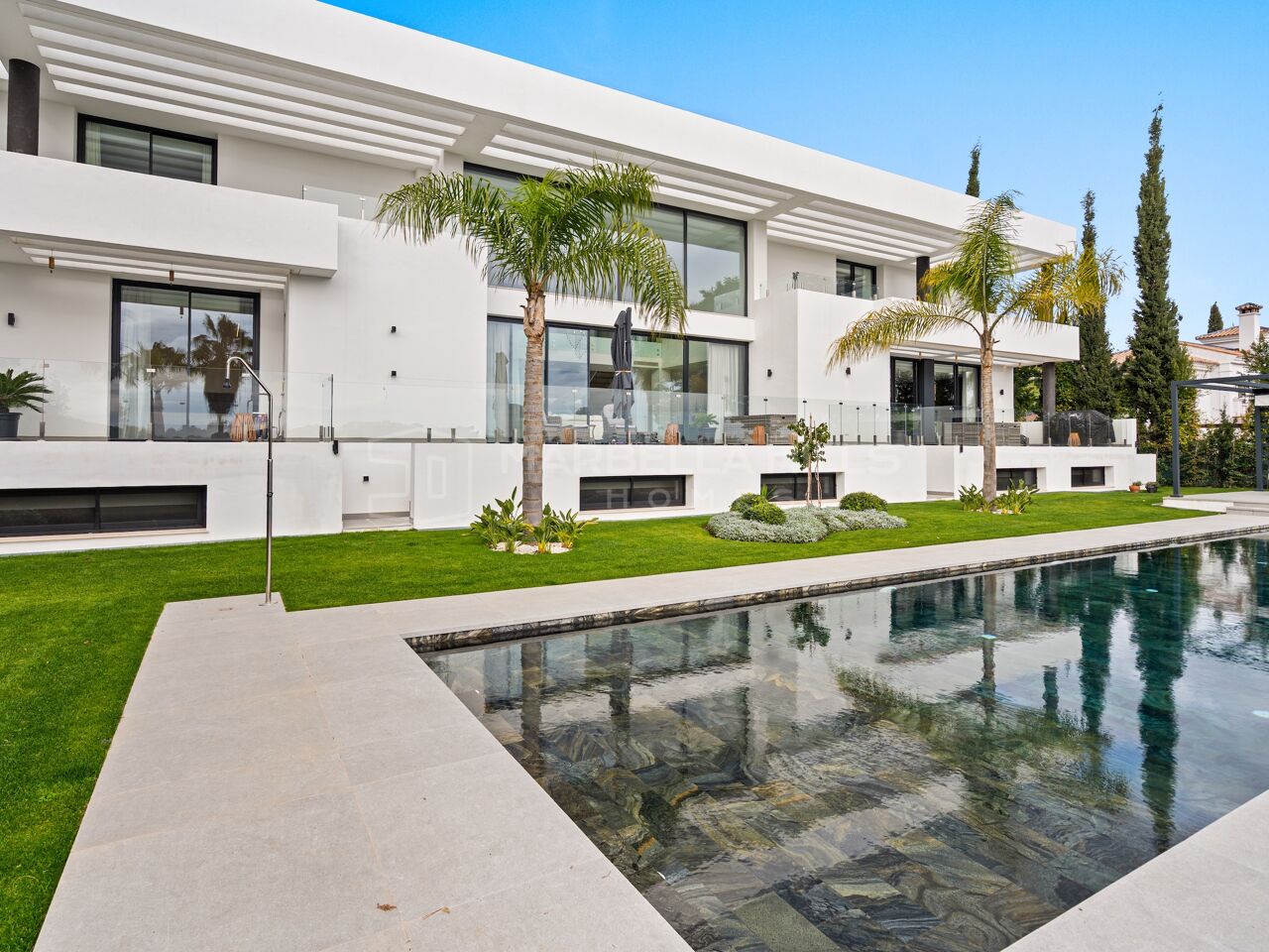 Contemporary Villa for Sale in El Paraíso with Panoramic Golf and Sea Views