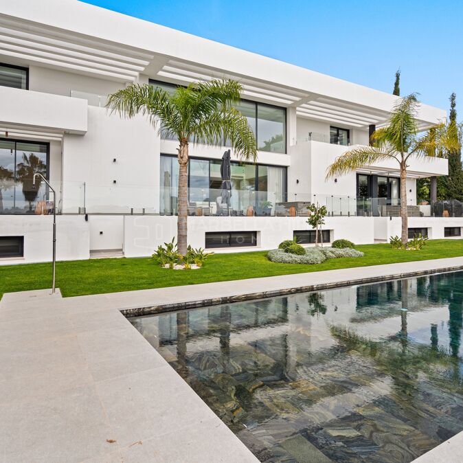 Villa contemporaine de luxe à vendre à El Paraíso avec vues panoramiques sur le golf et la mer