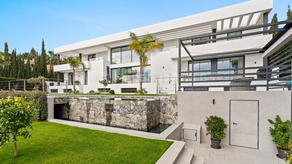 Villa contemporaine de luxe à vendre à El Paraíso avec vues panoramiques sur le golf et la mer