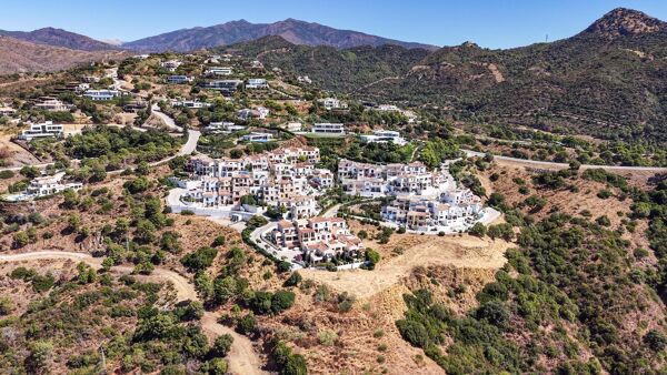 Maison de ville à vendre à La Heredia de Monte Mayor, Benahavís avec vues panoramiques sur la mer