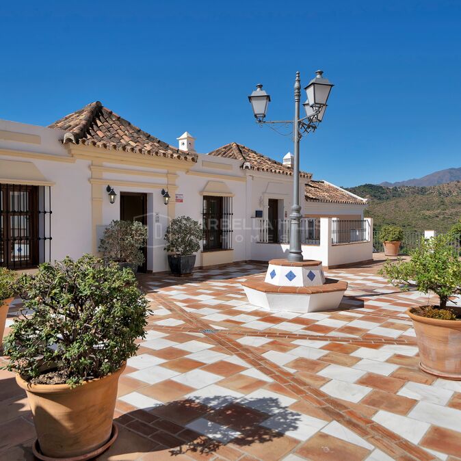 Maison de ville à vendre à La Heredia de Monte Mayor, Benahavís avec vues panoramiques sur la mer