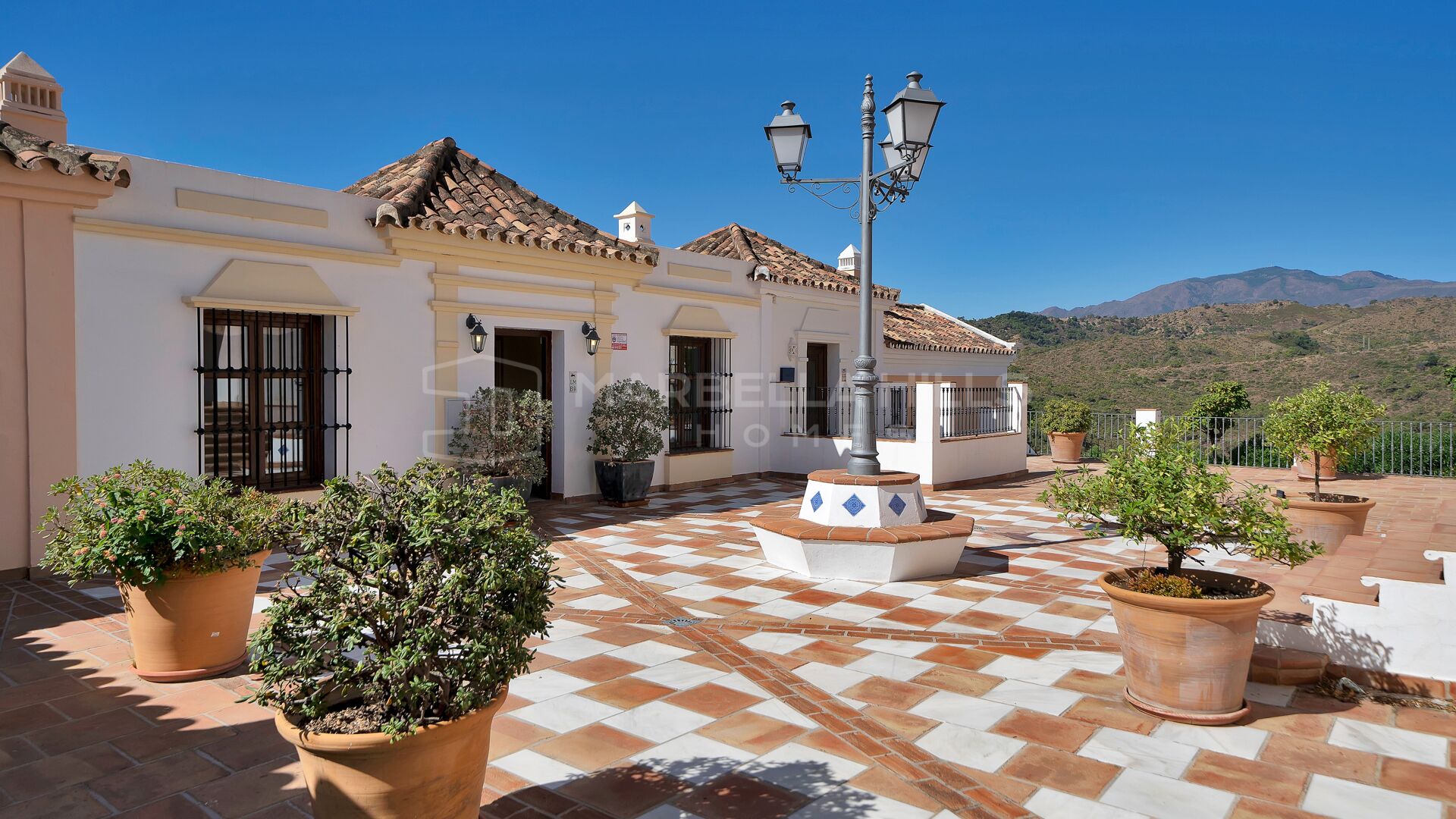 Maison de ville à vendre à La Heredia de Monte Mayor, Benahavís avec vues panoramiques sur la mer