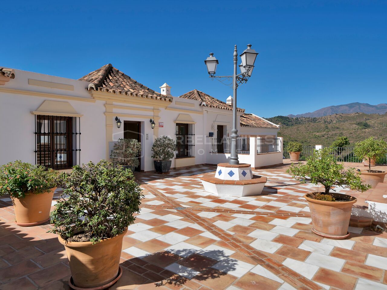 Maison de ville à vendre à La Heredia de Monte Mayor, Benahavís avec vues panoramiques sur la mer