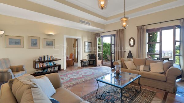 Maison de ville à vendre à La Heredia de Monte Mayor, Benahavís avec vues panoramiques sur la mer