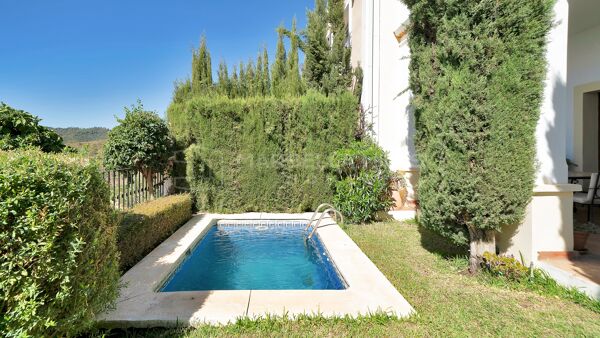 Maison de ville à vendre à La Heredia de Monte Mayor, Benahavís avec vues panoramiques sur la mer