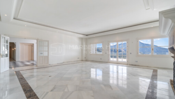 Andalusian Villa for Sale in El Madroñal, Benahavís with Panoramic Sea and Mountain Views