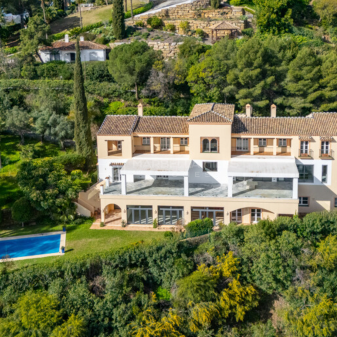 Andalusian Villa for Sale in El Madroñal, Benahavís with Panoramic Sea and Mountain Views