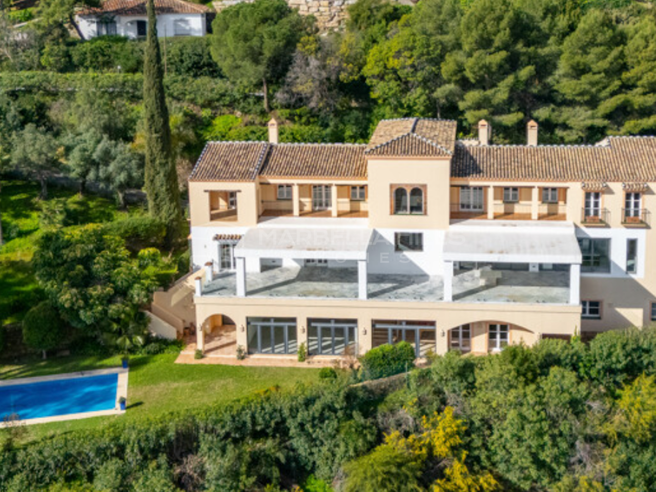 Villa de style andalou à vendre à El Madroñal, Benahavís avec vues panoramiques sur la mer et les montagnes