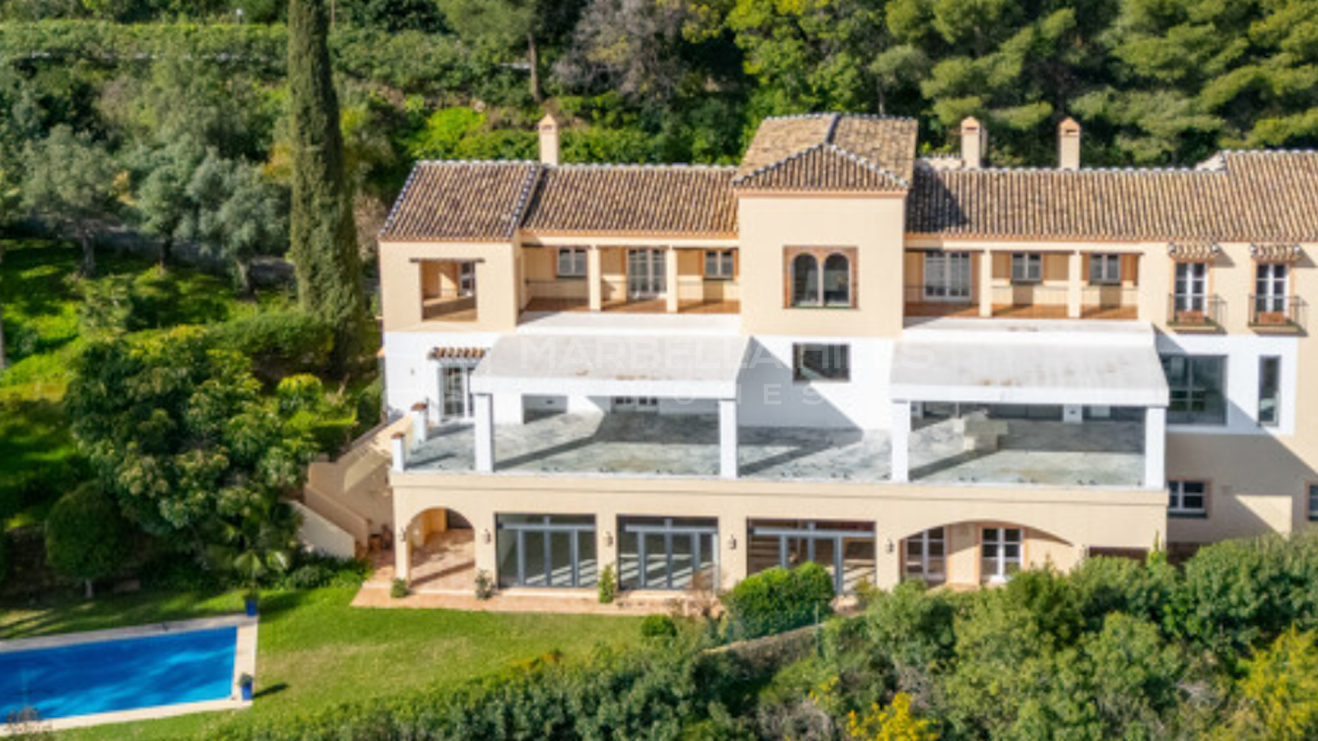 Andalusian Villa for Sale in El Madroñal, Benahavís with Panoramic Sea and Mountain Views
