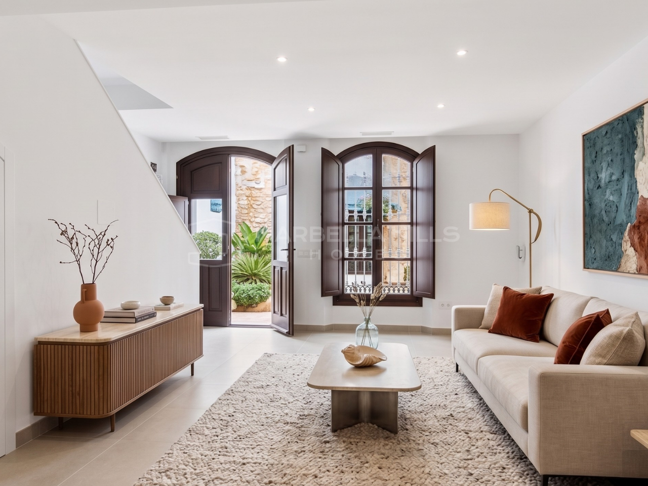Casa adosada de obra nueva en venta en el casco antiguo de Estepona con terrazas privadas