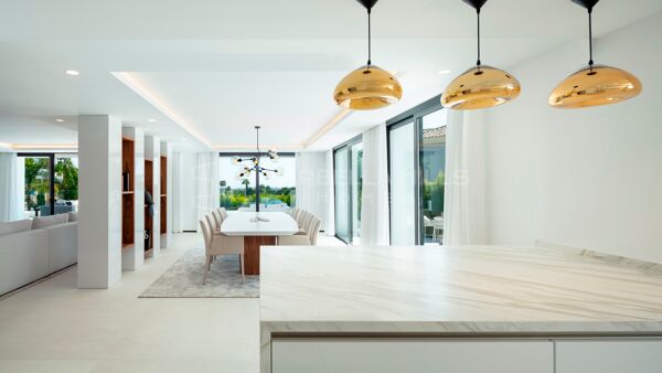 Élégante villa contemporaine à vendre dans la Vallée du Golf de Nueva Andalucía, Marbella