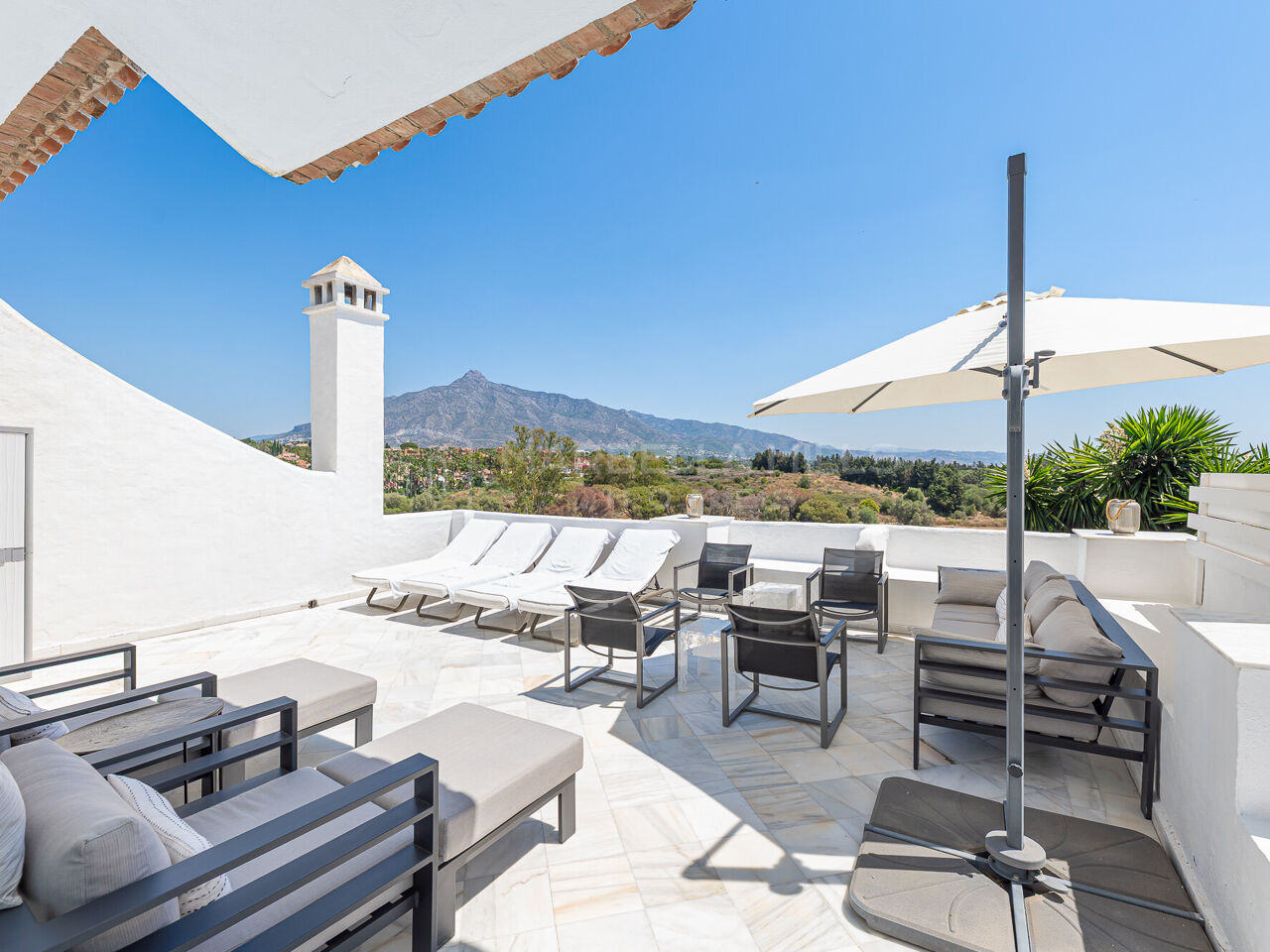 Reihenhaus mit drei Schlafzimmern und Blick auf La Concha nahe Puerto Banús