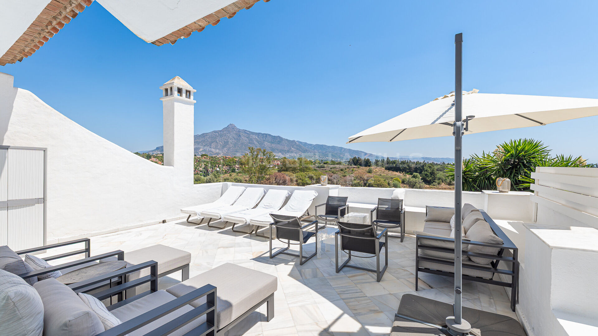 Reihenhaus mit drei Schlafzimmern und Blick auf La Concha nahe Puerto Banús