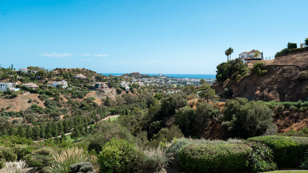 Apartamento reformado de tres dormitorios con vistas al mar y al golf en Altos de La Quinta