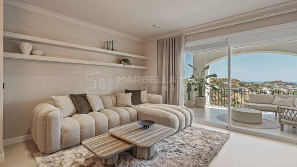 Apartamento reformado de tres dormitorios con vistas al mar y al golf en Altos de La Quinta
