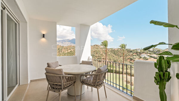 Apartamento reformado de tres dormitorios con vistas al mar y al golf en Altos de La Quinta