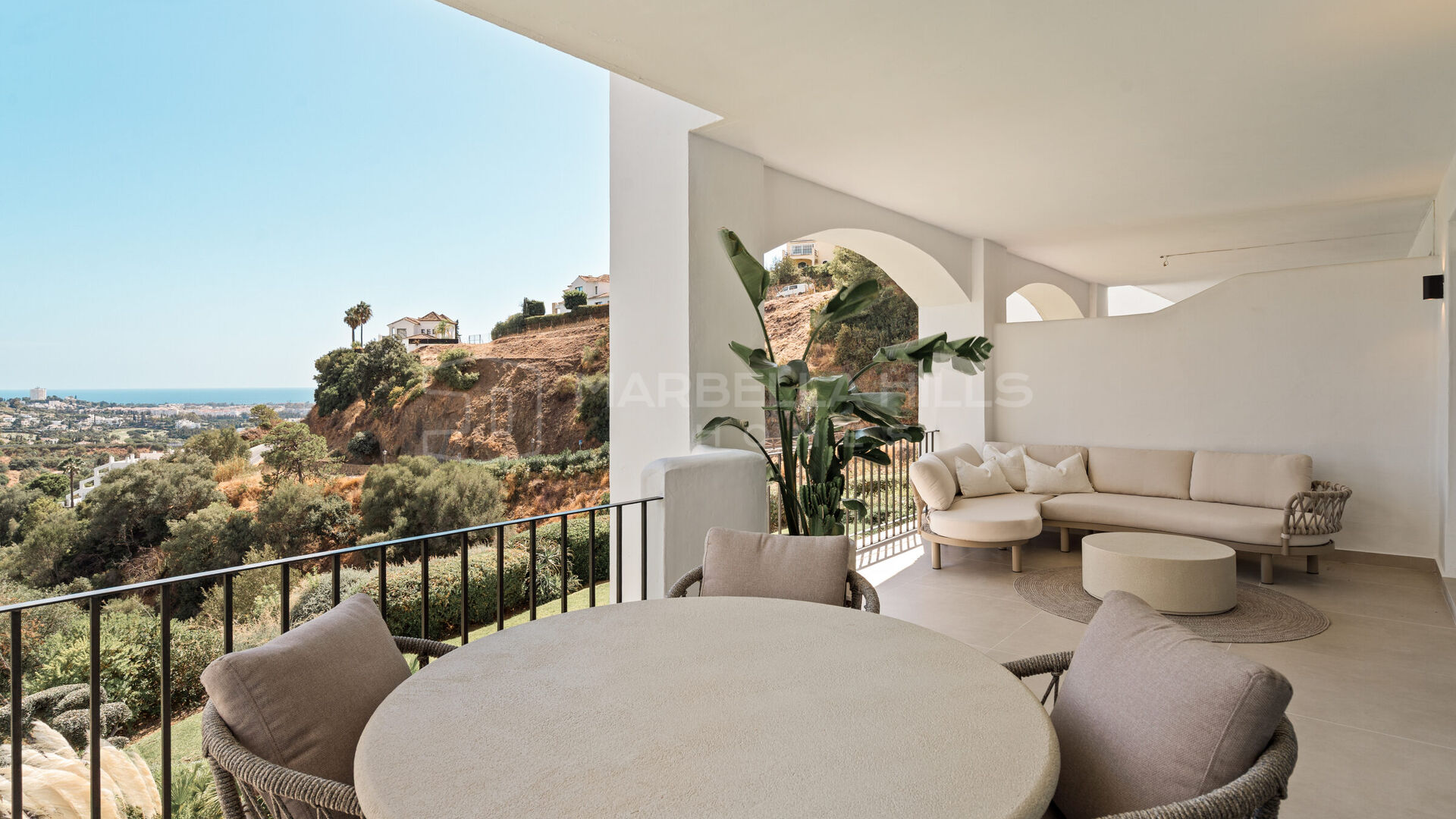 Apartamento reformado de tres dormitorios con vistas al mar y al golf en Altos de La Quinta