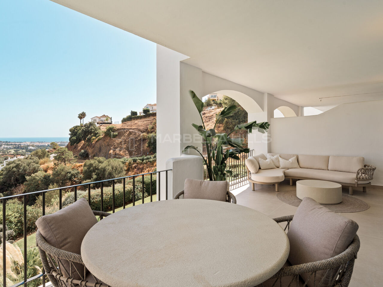 Apartamento reformado de tres dormitorios con vistas al mar y al golf en Altos de La Quinta