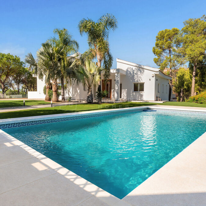 Renovated five bedroom villa with sea views in El Madroñal, Benahavís