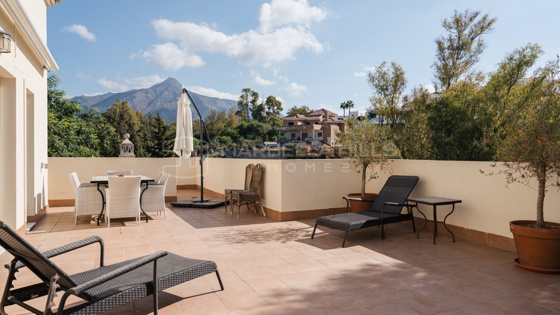 Penthouse en duplex avec vue sur La Concha à River Garden, Las Brisas, Nueva Andalucía