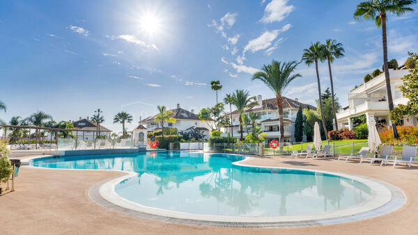 Penthouse duplex rénové avec vue mer à Monte Paraíso, Golden Mile de Marbella
