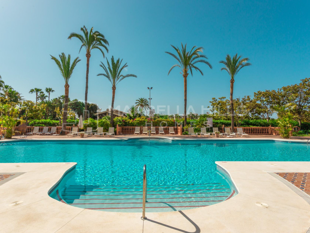 Ático dúplex con vistas al mar en Marina Puente Romano, Milla de Oro de Marbella