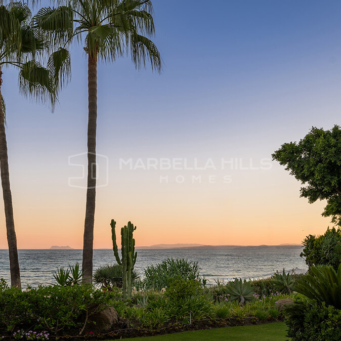 Appartement rénové en première ligne de plage à Cabo Bermejo, Estepona