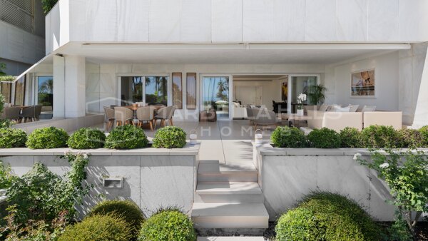 Appartement entièrement rénové en première ligne de plage à Los Granados, Puerto Banús