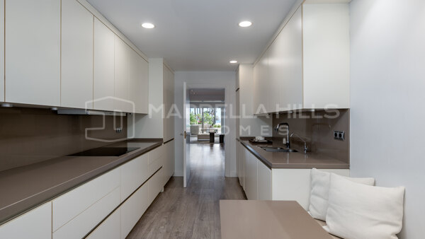 Appartement entièrement rénové en première ligne de plage à Los Granados, Puerto Banús