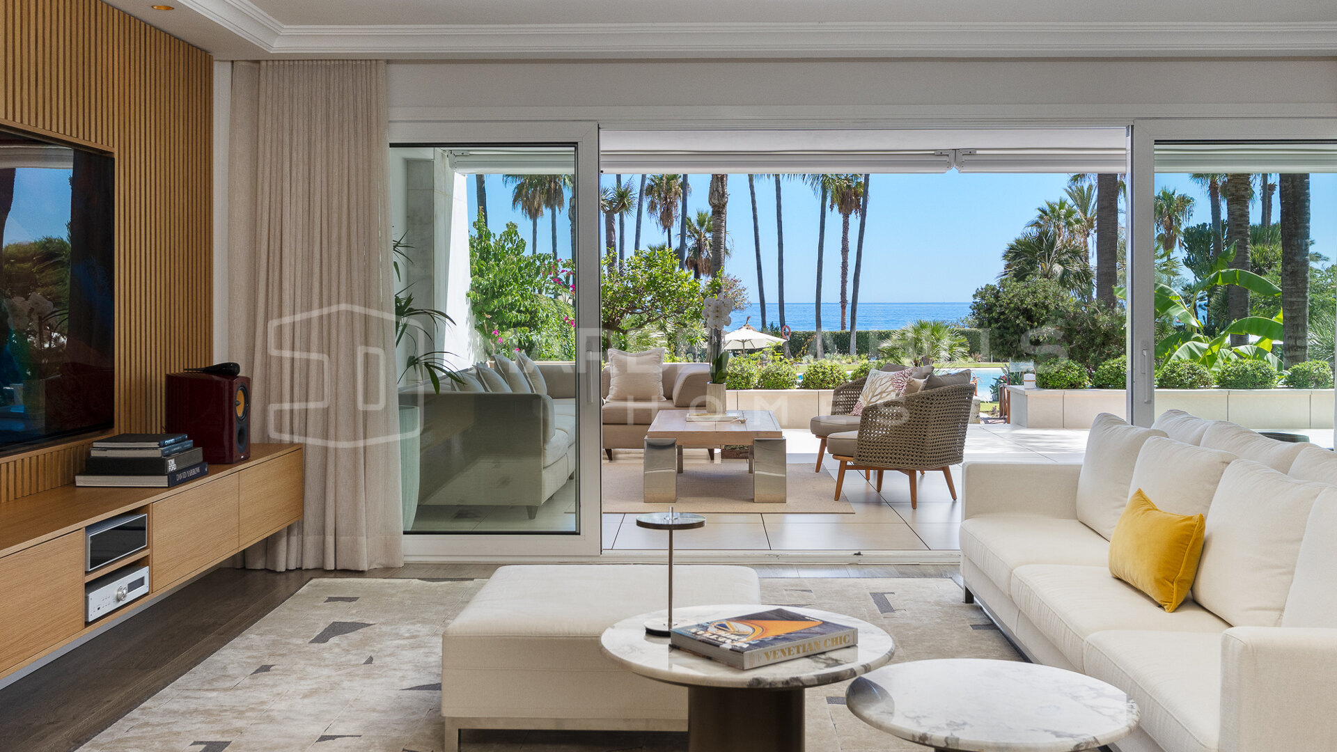 Appartement entièrement rénové en première ligne de plage à Los Granados, Puerto Banús