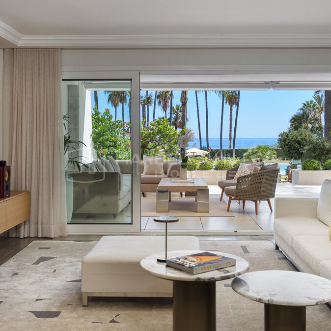 Appartement entièrement rénové en première ligne de plage à Los Granados, Puerto Banús