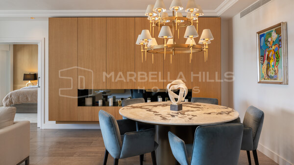 Appartement entièrement rénové en première ligne de plage à Los Granados, Puerto Banús