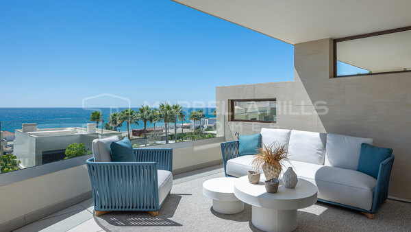 Vollständig renovierte Wohnung in erster Strandlinie in Velaya, Estepona
