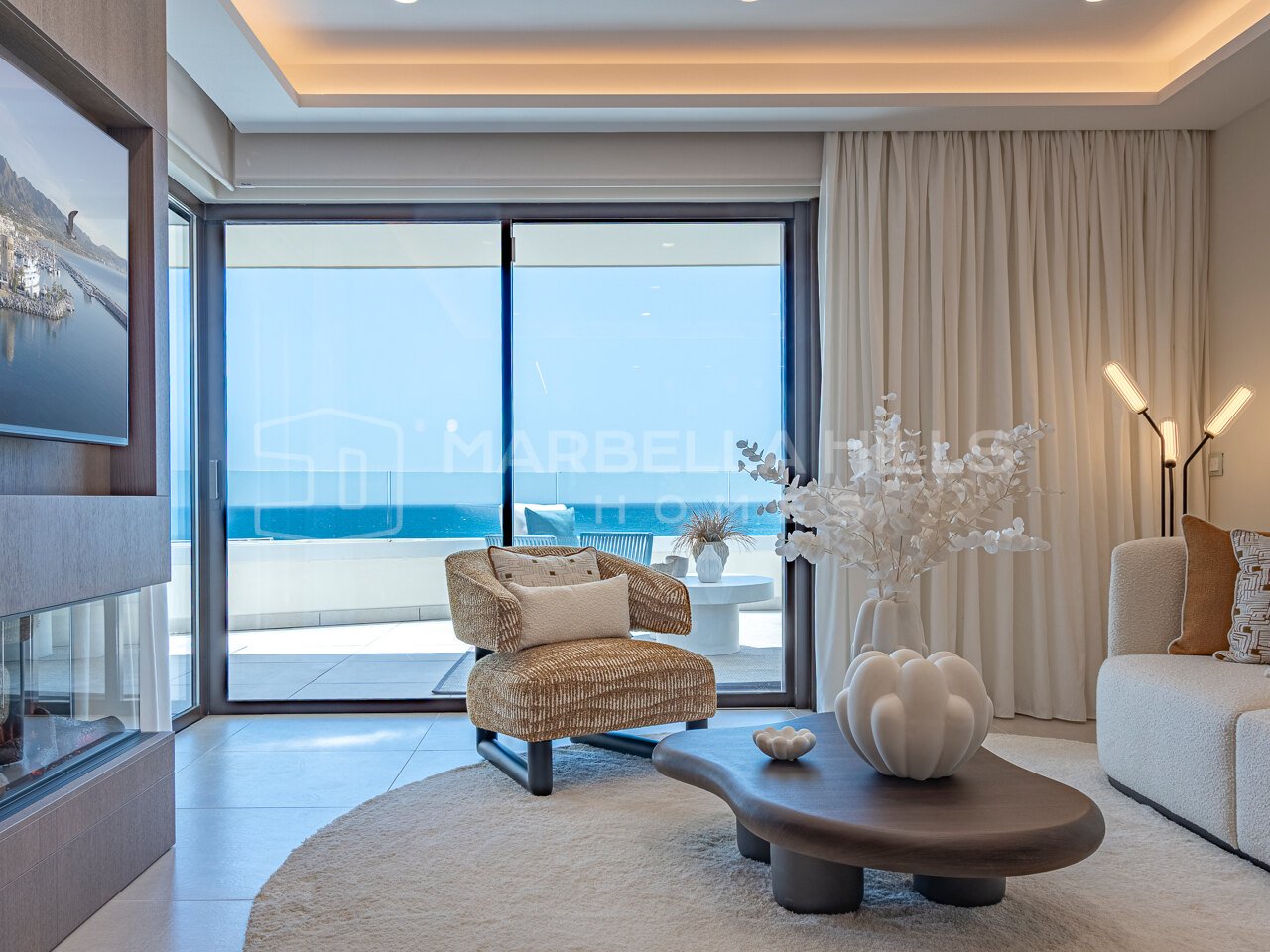 Appartement entièrement rénové en première ligne de plage à Velaya, Estepona