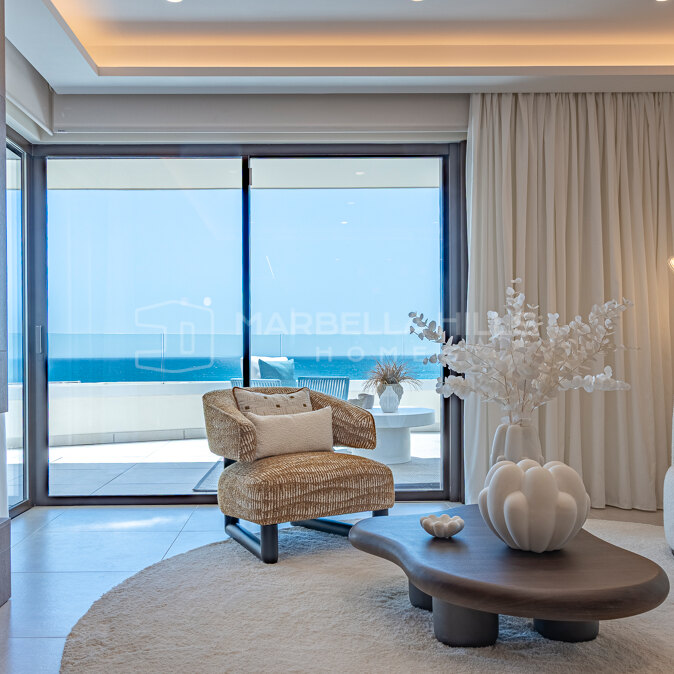 Appartement entièrement rénové en première ligne de plage à Velaya, Estepona