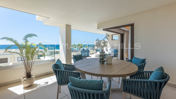 Vollständig renovierte Wohnung in erster Strandlinie in Velaya, Estepona