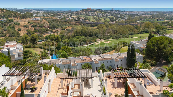 Renovated penthouse for sale in La Quinta with panoramic sea and mountain views