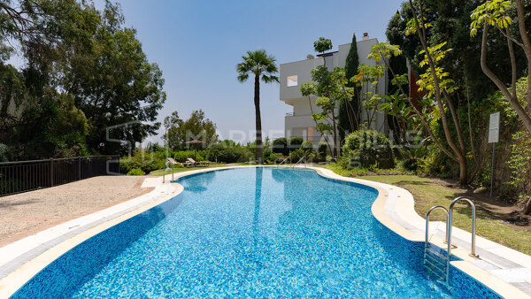Renovated penthouse for sale in La Quinta with panoramic sea and mountain views