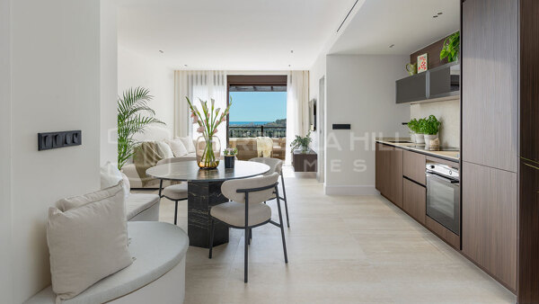 Renovated penthouse for sale in La Quinta with panoramic sea and mountain views