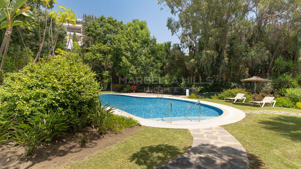 Renovated penthouse for sale in La Quinta with panoramic sea and mountain views