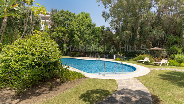 Renovated penthouse for sale in La Quinta with panoramic sea and mountain views