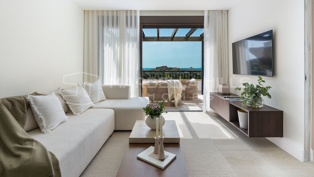 Renovated penthouse for sale in La Quinta with panoramic sea and mountain views