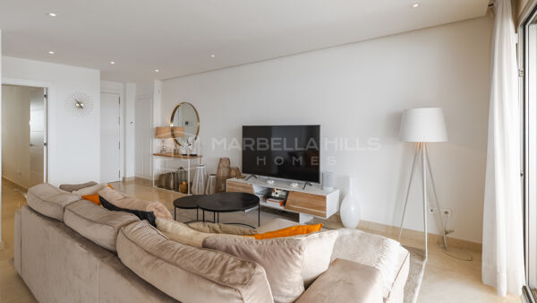 Elegante apartamento de 2 dormitorios con piscina privada en Nueva Andalucía