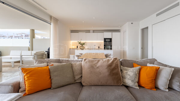 Elegante apartamento de 2 dormitorios con piscina privada en Nueva Andalucía