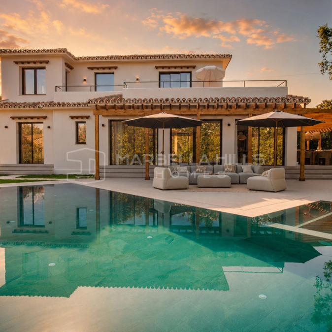 Villa reformada con piscina privada en venta en Guadalmina Alta, Marbella