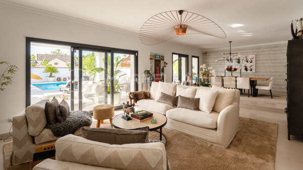 Contemporary villa for sale in Parcelas del Golf, Nueva Andalucía