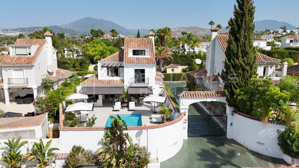 Contemporary villa for sale in Parcelas del Golf, Nueva Andalucía